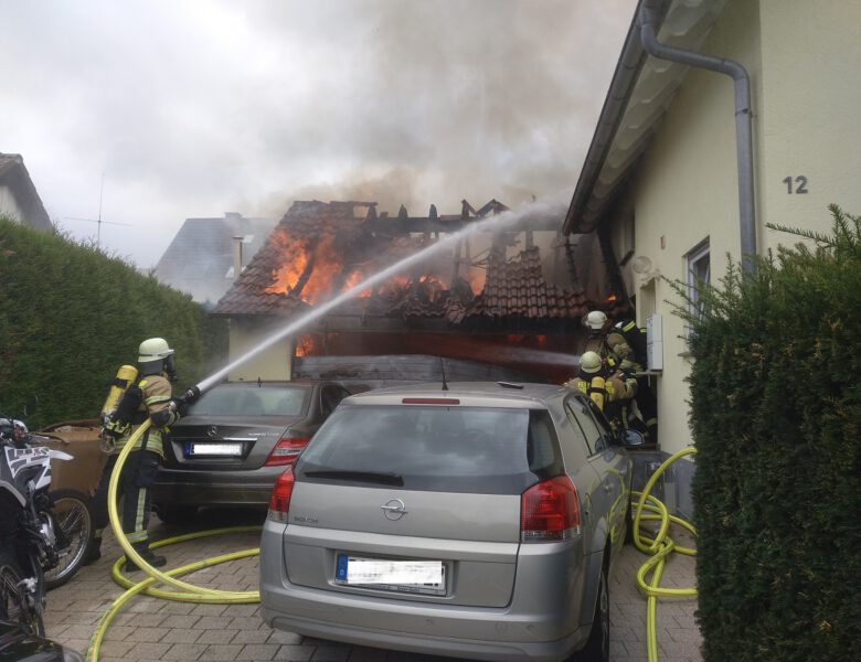 Garage brennt an Wohnhaus