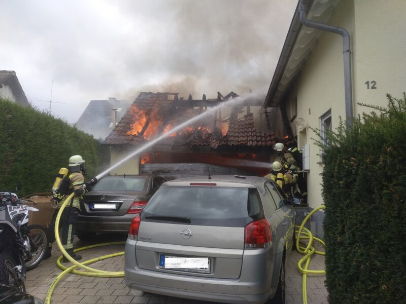 Garage brennt an Wohnhaus